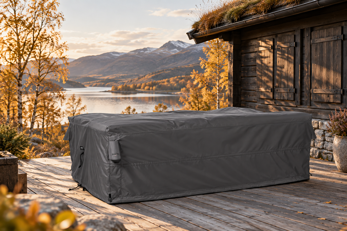 Ingepakte Bag'in Nordic op de vlonder van een Noorse hut in de herfst